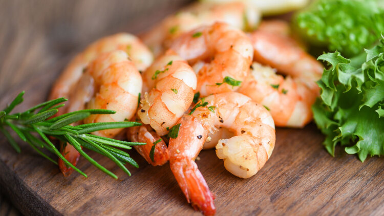 Ιμιτασιόν γαρίδες και χρωστικές στον τόνο – Πόσο ψάρι-μαϊμού φτάνει στο πιάτο μας