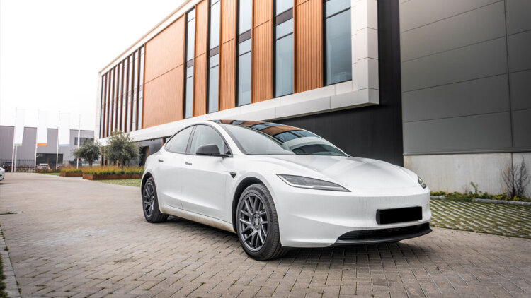 Έδωσε 140.000 δολάρια για Tesla: Δύο χρόνια μετά έμαθε πόσο αξίζει και δεν το χάρηκε καθόλου