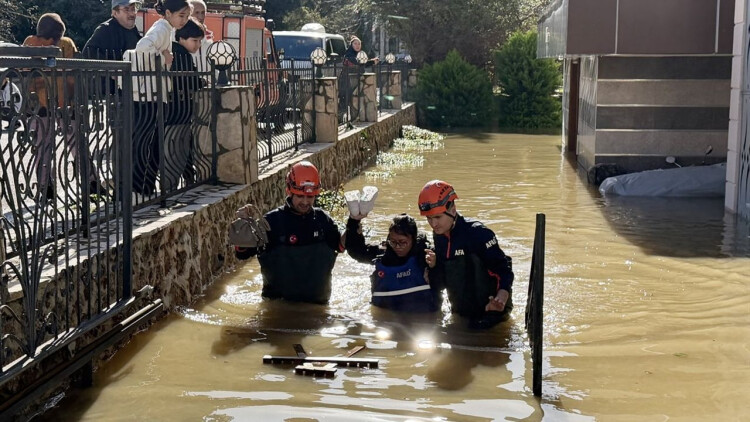 Κατέρρευσε το φράγμα Ντιμ στην Αττάλεια της Τουρκίας, παρασύρθηκε ολόκληρο εστιατόριο