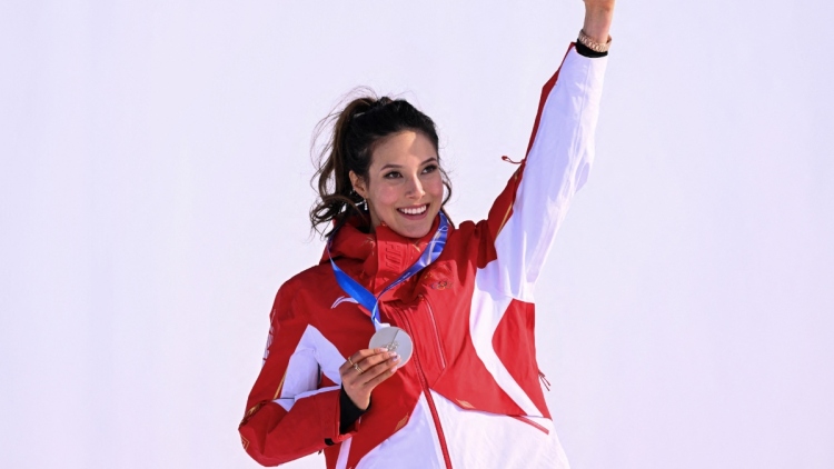 Χορός εκατομμυρίων για την Αϊλίν Γκου: Ποια είναι η σκιέρ που αρνήθηκε την αμερικανική υπηκοότητα και πλούτισε αγωνιζόμενη για την Κίνα