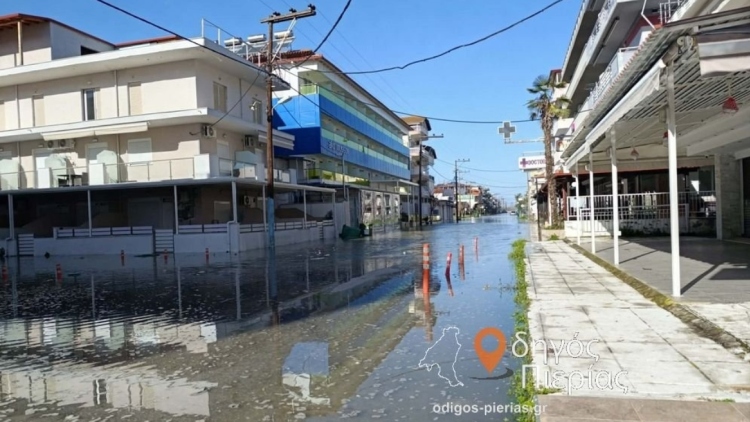 Παραλία Κατερίνης: Η θάλασσα «βγήκε» στον δρόμο, πλημμύρισαν μαγαζιά και δρόμοι