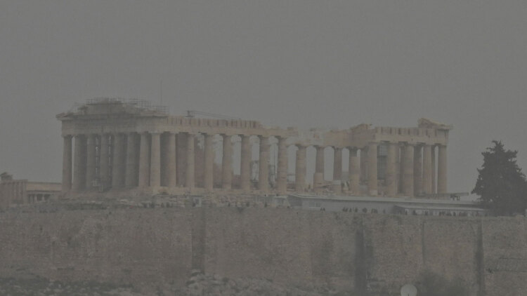 Η  αφρικανική σκόνη πνίγει την Ακρόπολη, δείτε φωτογραφίες 