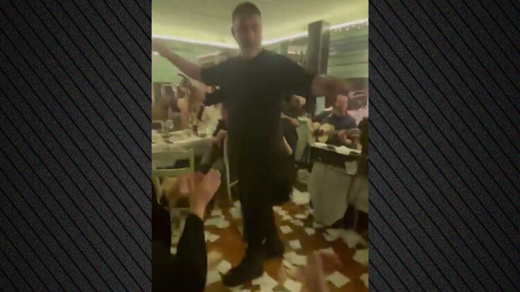 Βασίλης Μπισμπίκης: Το ζεϊμπέκικο με τον πρώην βουλευτή, Θάνο Μωραΐτη, υπό τους ήχους του Τσιτσάνη 