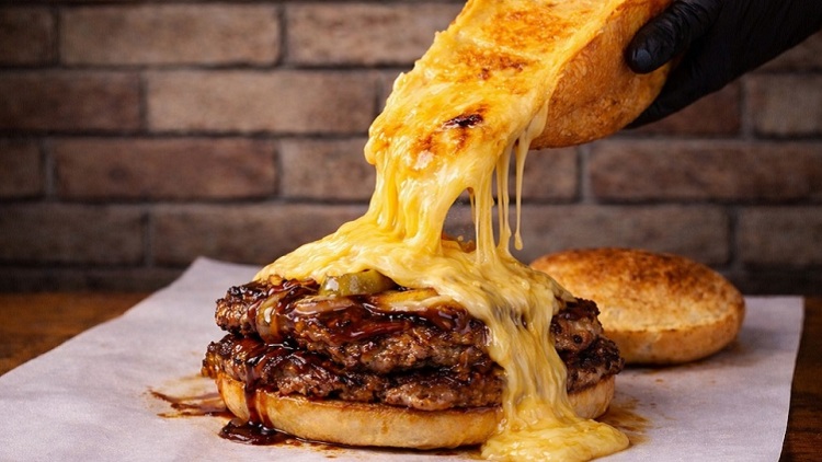 Μπέργκερ με raclette, cheesesteak sandwich, τηγανητό παγωτό: 3 νέα street food της Αθήνας
