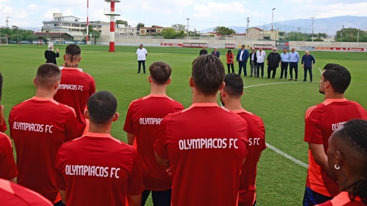 Μαρινάκης στους ποδοσφαιριστές του Ολυμπιακού: Θέλουμε πέντε νίκες έως τα playoffs, στο τέλος θα είμαστε πρωταθλητές
