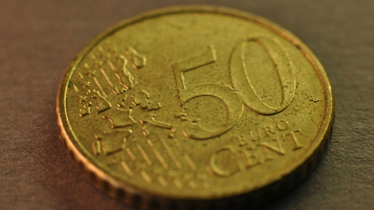 Πήγε με 19 κιλά κέρματα των 50 λεπτών για να τα «ανταλλάξει»: Κατέληξε στο τμήμα