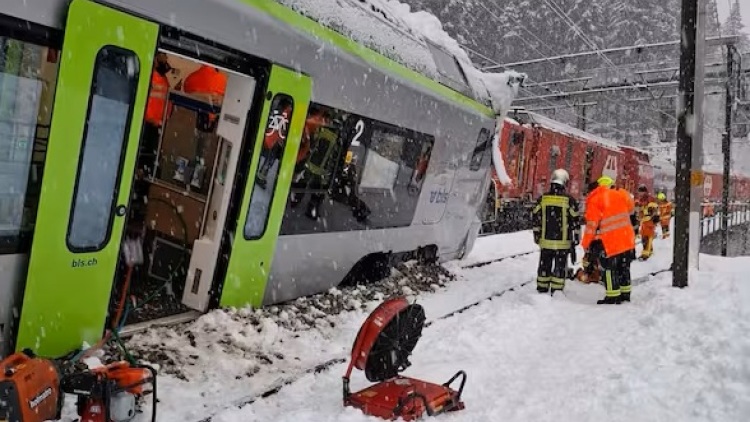 Τρένο με 29 επιβάτες εκτροχιάστηκε στην Ελβετία μετά από χιονοστιβάδα, πέντε άτομα τραυματίστηκαν