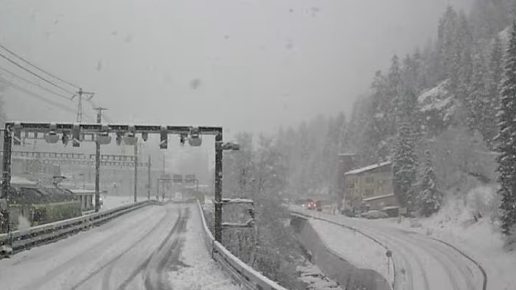 Τρένο εκτροχιάστηκε στην Ελβετία μετά από χιονοστιβάδα που έπληξε τη γραμμή, αναφορές για τραυματίες