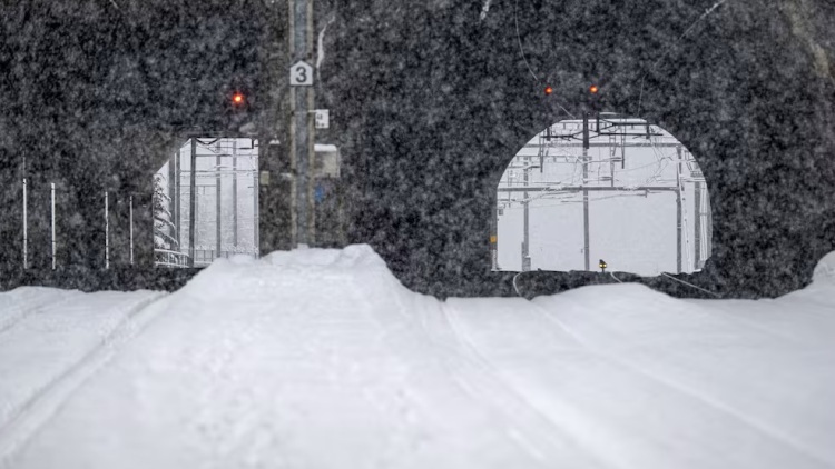 Τρένο με 29 επιβάτες εκτροχιάστηκε στην Ελβετία μετά από χιονοστιβάδα, πέντε άτομα τραυματίστηκαν