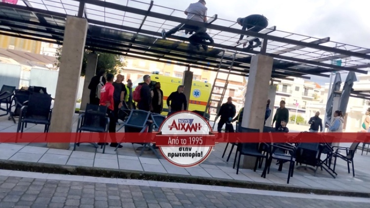 Εργατικό ατύχημα στην πλατεία Μεσολογγίου, άνδρας γλίστρησε και χτύπησε το κεφάλι του σε σιδερένια πέργκολα