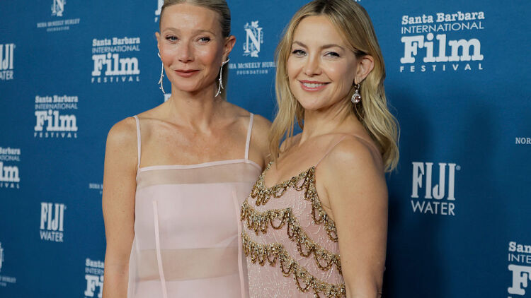 Γκουίνεθ Πάλτροου - Κέιτ Χάντσον: Μαζί στο κόκκινο χαλί - Η γλυκιά αγκαλιά και τα κομψά φορέματα 