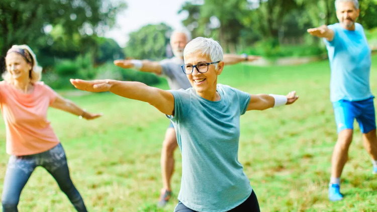 4 top ασκήσεις που αντιμετωπίζουν τη χαλάρωση στα μπράτσα στην εμμηνόπαυση
