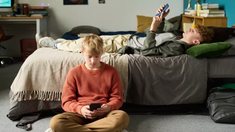 Γεμάτοι στρες οι σημερινοί έφηβοι – Βοηθά πολύ εάν «ξεκολλήσουν» από τις οθόνες
