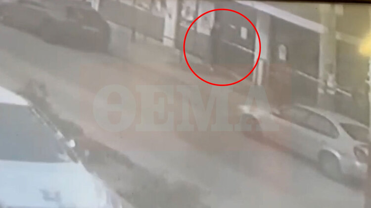 Βίντεο από την ένοπλη ληστεία σε σούπερ μάρκετ στον Πειραιά: Η στιγμή που ο δράστης μπαίνει στο κατάστημα