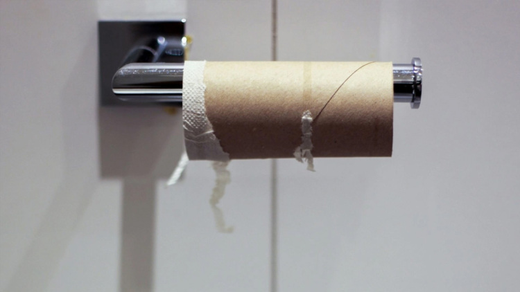 Γιατί βάζουν ρολά από χαρτί υγείας στα πόμολα; Το έξυπνο κόλπο για το κρύο και το ηλεκτρικό ρεύμα