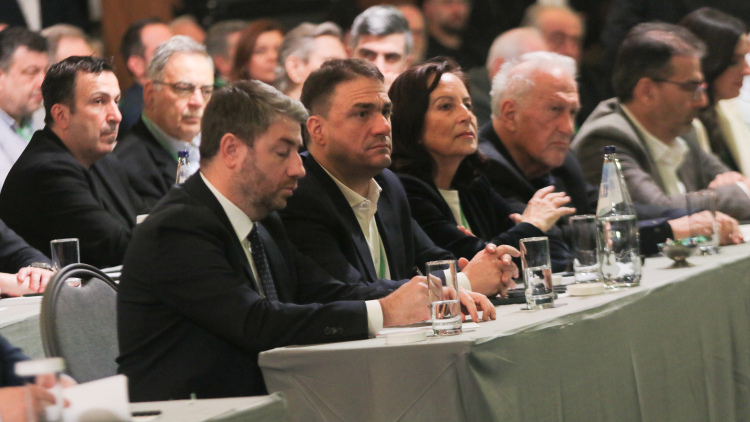 Ρήγμα στο ΠΑΣΟΚ για τη μετεκλογική στρατηγική και πίεση για «όχι» στη Νέα Δημοκρατία
