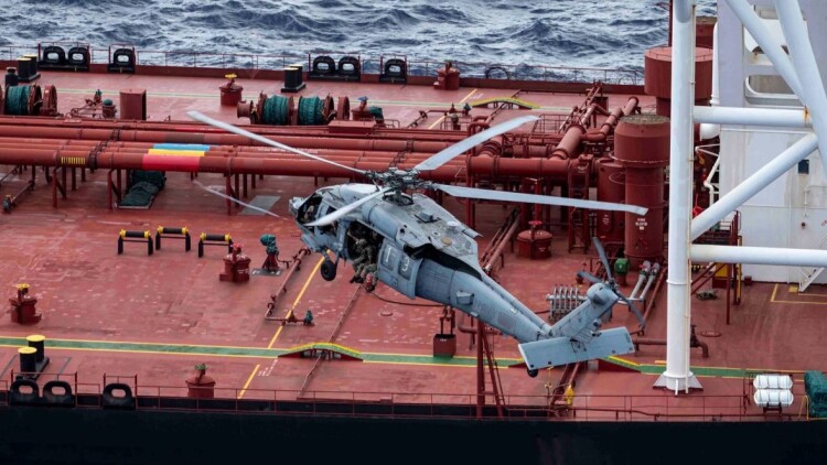 Τάνκερ που είχε διαφύγει από τον αποκλεισμό στην Καραϊβική αναχαίτισαν οι ΗΠΑ στον Ινδικό, δείτε βίντεο και φωτογραφίες
