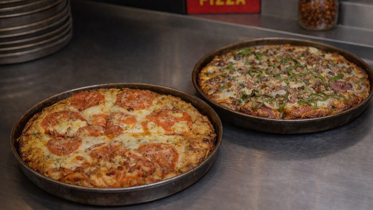 Καναδέζικη πίτσα: Πού τρώμε ακόμα από τις πιο νοσταλγικές πίτσες στο ταψί