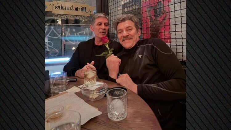 Ο Γιάννης Στάνκογλου πόζαρε με τον Σωκράτη Μάλαμα και ένα κόκκινο τριαντάφυλλο