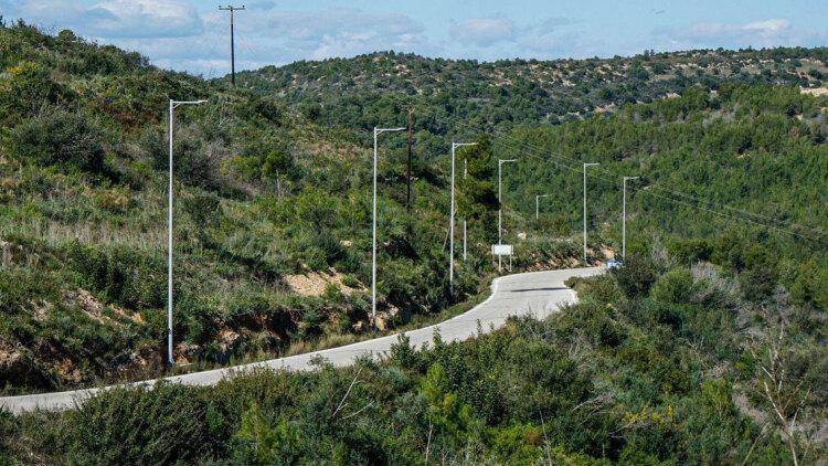 Πώς ελήφθη η απόφαση για τους 600 στύλους φωτισμού μέσα στο δάσος στις Σπέτσες - Στο ΣτΕ προσέφυγε ο Δήμος