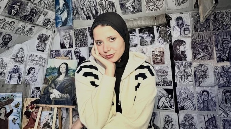 Είναι μόλις 18 ετών και μετέτρεψε τη σκηνή της στο καταφύγιο σε γκαλερί – Η Παλαιστίνια καλλιτέχνις που έγινε viral