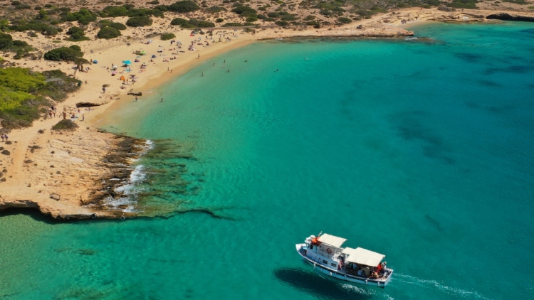 Καντίνες και ξαπλώστρες ετοιμάζονται να κατακλύσουν  προστατευόμενες παραλίες στα Κουφονήσια - Αντιδράσεις από Δήμο και κατοίκους 