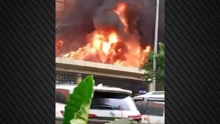 Μεγάλη φωτιά σε εμπορικό κέντρο στην Ινδονησία, δείτε βίντεο