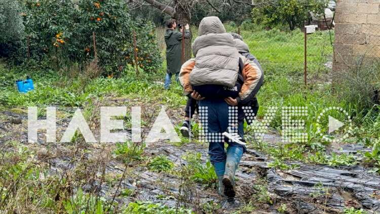 Κατολισθήσεις στο Μαζαράκι Ηλείας: Στα χέρια μετέφεραν τους μαθητές μέσα από χωράφια, δείτε βίντεο