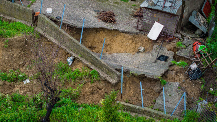 Κατολισθήσεις στο Μαζαράκι Ηλείας: Υποχωρεί ολόκληρη πλαγιά, κινδυνεύουν και κατοικίες, δείτε βίντεο και φωτογραφίες