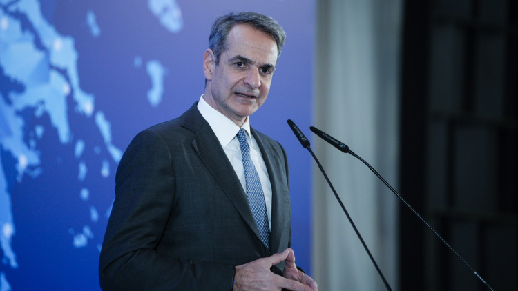 Ο Μητσοτάκης θέτει τα διλήμματα της κάλπης του 2027: Τα καρφιά στην αντιπολίτευση και η απάντηση στους «πρώην»