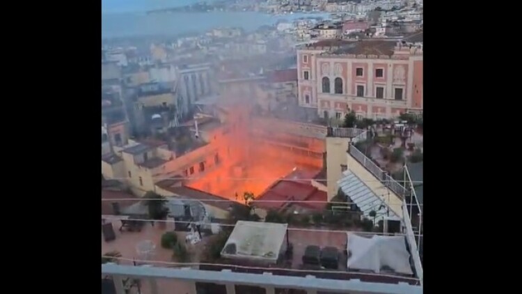Πυρκαγιά κατέστρεψε το θέατρο Σανατζάρο της Νάπολης, δείτε βίντεο