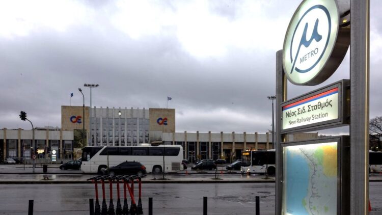 Τρόμος και φόβος στον Νέο Σιδηροδρομικό Σταθμό Θεσσαλονίκης: Νεαροί Ρομά λήστευαν περαστικούς, στα 6.850 ευρώ η λεία τους