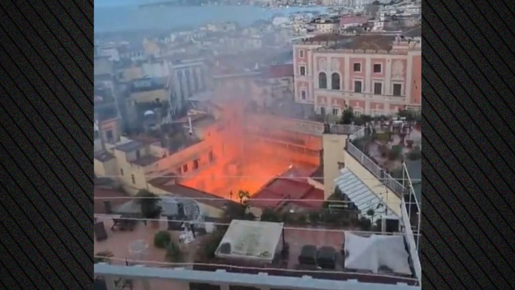 Πυρκαγιά κατέστρεψε το ιστορικό θέατρο Σανατζάρο της Νάπολης, δείτε βίντεο