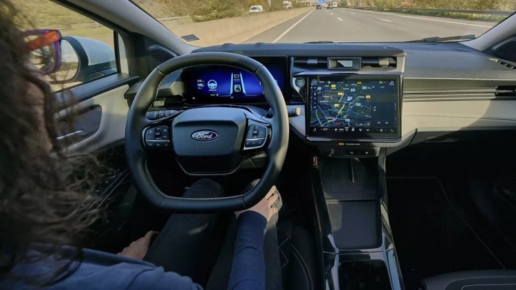 Οδήγηση χωρίς χέρια: Είναι ασφαλής για τους δρόμους;
