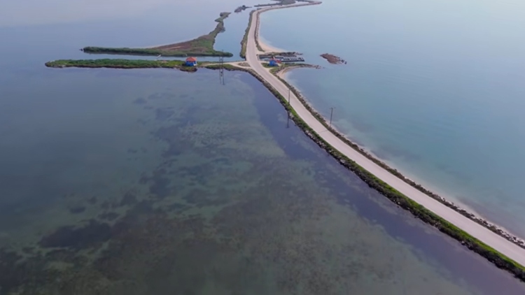 Ο εντυπωσιακός δρόμος που... επιπλέει στο νερό και οδηγεί στην «Πολυνησία της Ελλάδας»