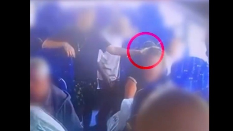 Ένας 13χρονος βάζει φωτιά στα μαλλιά μιας ανυποψίαστης γυναίκας μέσα σε λεωφορείο στο Ισραήλ, δείτε βίντεο