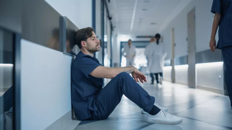 Με 72 ώρες την εβδομάδα οι νέοι γιατροί στην Ελλάδα δουλεύουν ασταμάτητα – Είναι στην κορυφή της υπερεργασίας στην Ευρώπη
