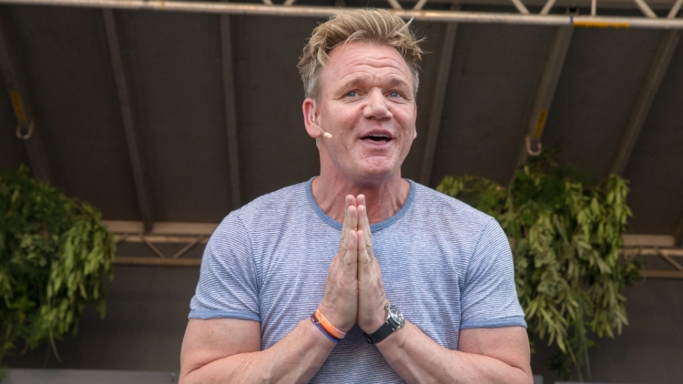 Ο Γκόρντον Ράμσεϊ εξήγησε πώς η δύσκολη σχέση με τον αλκοολικό πατέρα του τον έκανε καλύτερο μπαμπά