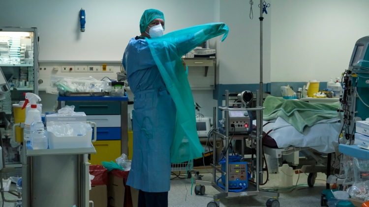 Οι νέοι γιατροί στην Ελλάδα εργάζονται έως 72 ώρες την εβδομάδα και καταγράφουν την υψηλότερη υπερεργασία στην Ευρώπη