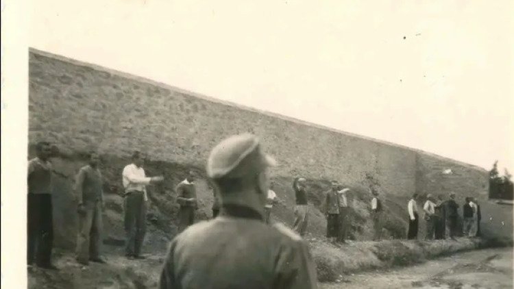 Φωτογραφίες από την εκτέλεση των 200 στην Καισαριανή: Υπέρ της κήρυξής τους σε μνημείο το αρμόδιο Συμβούλιο - Ανοίγει ο δρόμος για τη διεκδίκησή τους