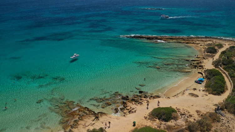 Κουφονήσια: «Stop» στις καντίνες και τις ομπρελοξαπλώστρες με παρέμβαση Πιερρακάκη