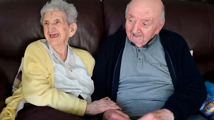 Η ιστορία της 98χρονης που μετακόμισε σε οίκο ευγηρίας για να φροντίζει τον 80χρονο γιο της