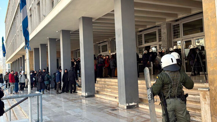 Στα δικαστήρια οι 38 συλληφθέντες από την επιχείρηση της ΕΛΑΣ στο ΑΠΘ
