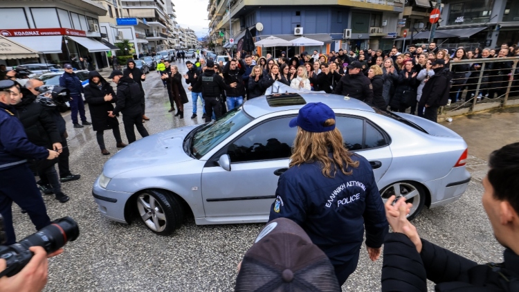 Ξεσπάει ο γιος εργάτριας που σκοτώθηκε στη Βιολάντα: Από καθαρή τύχη δεν ήταν οι συγκεντρωμένοι στη θέση των θυμάτων