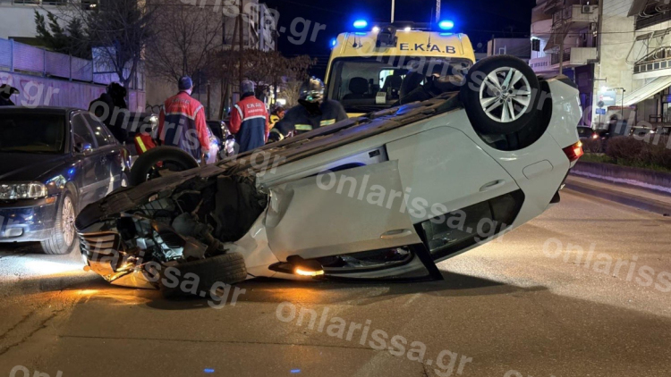 Όχημα με 18χρονο οδηγό αναποδογύρισε μετά από τροχαίο στο κέντρο της Λάρισας 