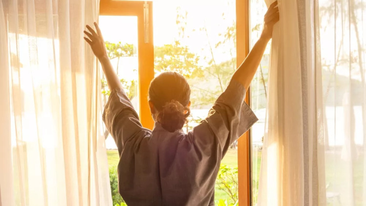 Ανοίξτε όλα τα παράθυρα του σπιτιού για 10′ ακόμη και στο κρύο – Τι είναι ο «αερισμός σοκ» και πώς μας ωφελεί
