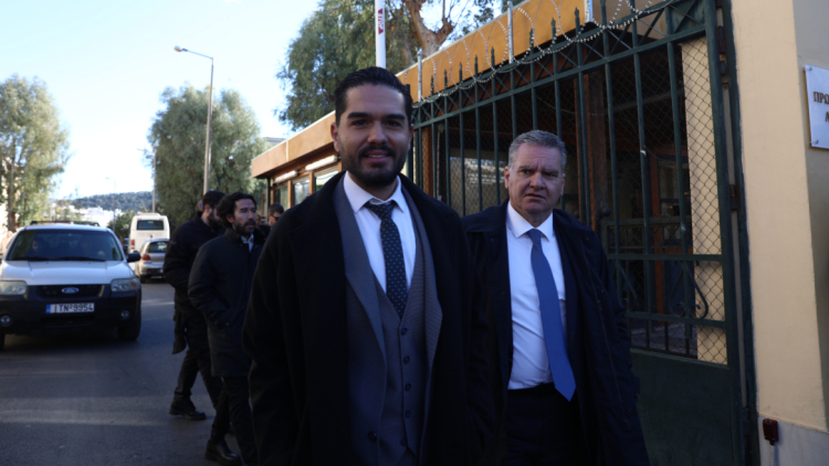 Αναβλήθηκε πάλι η δίκη του Μάστορα για επικίνδυνη οδήγηση υπό την επήρεια αλκοόλ: «Είμαι εδώ για να αναλάβω τις ευθύνες μου» είπε ο τραγουδιστής