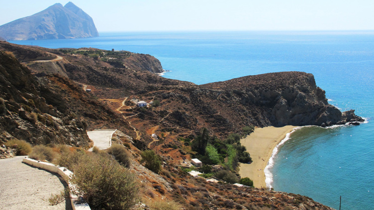 Να χαρακτηρίζονται «απάτητες» οι παραλίες νησιών με λιγότερους από 500 κατοίκους ζητά ο βουλευτής Κυκλάδων της ΝΔ Μάρκος Καφούρος