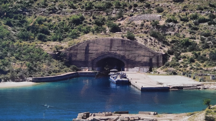 Η μυστική ναυτική βάση του Χότζα μέσα σε βουνό στην Αλβανία, η κόντρα με τους Ρώσους και η κλοπή των υποβρυχίων 