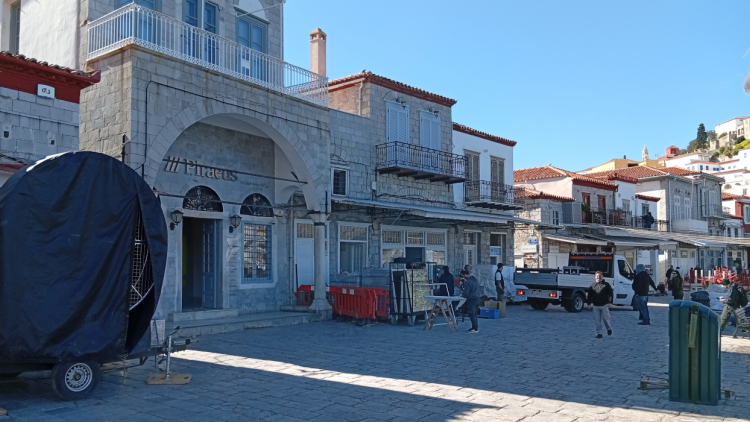 Η Ύδρα μετατρέπεται σε τηλεοπτικό πλατό για να υποδεχθεί τον Μπραντ Πιτ, δείτε φωτογραφίες από τα πρώτα σκηνικά